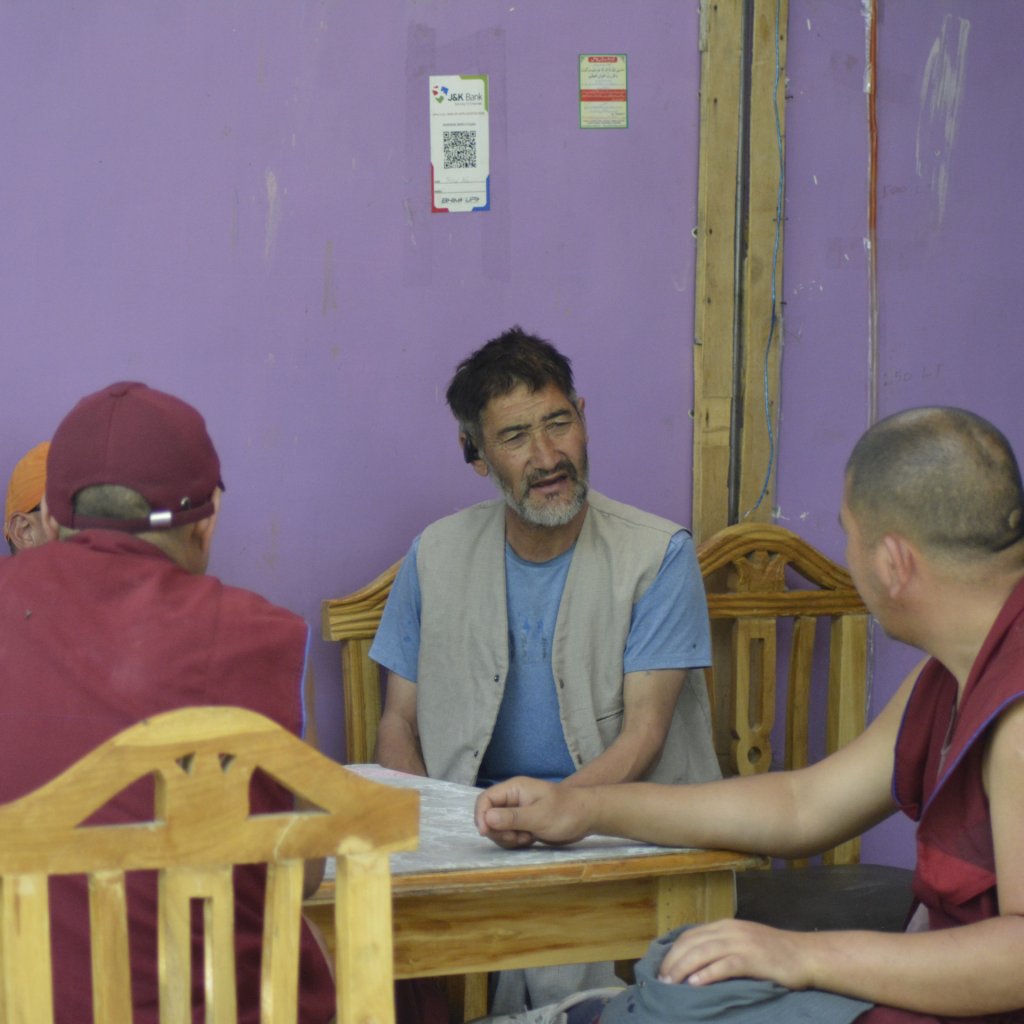 goba ali explaining the history to the visitors